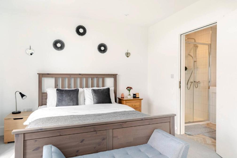 A Modern Lavish En-Suite Bedroom London Exterior foto